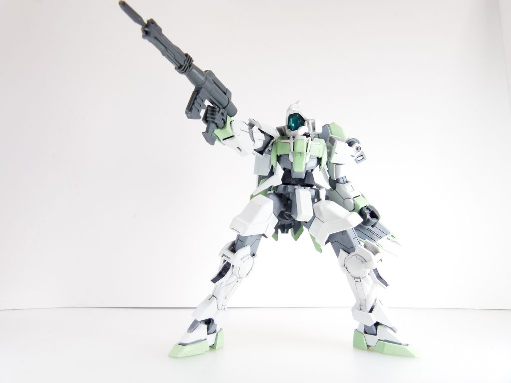 換装対象はピストルのみならず、本キット付属ビームスプレーガンの先端にも3ミリ軸を有する換装銃身(写真はビームライフル)を装備可能。