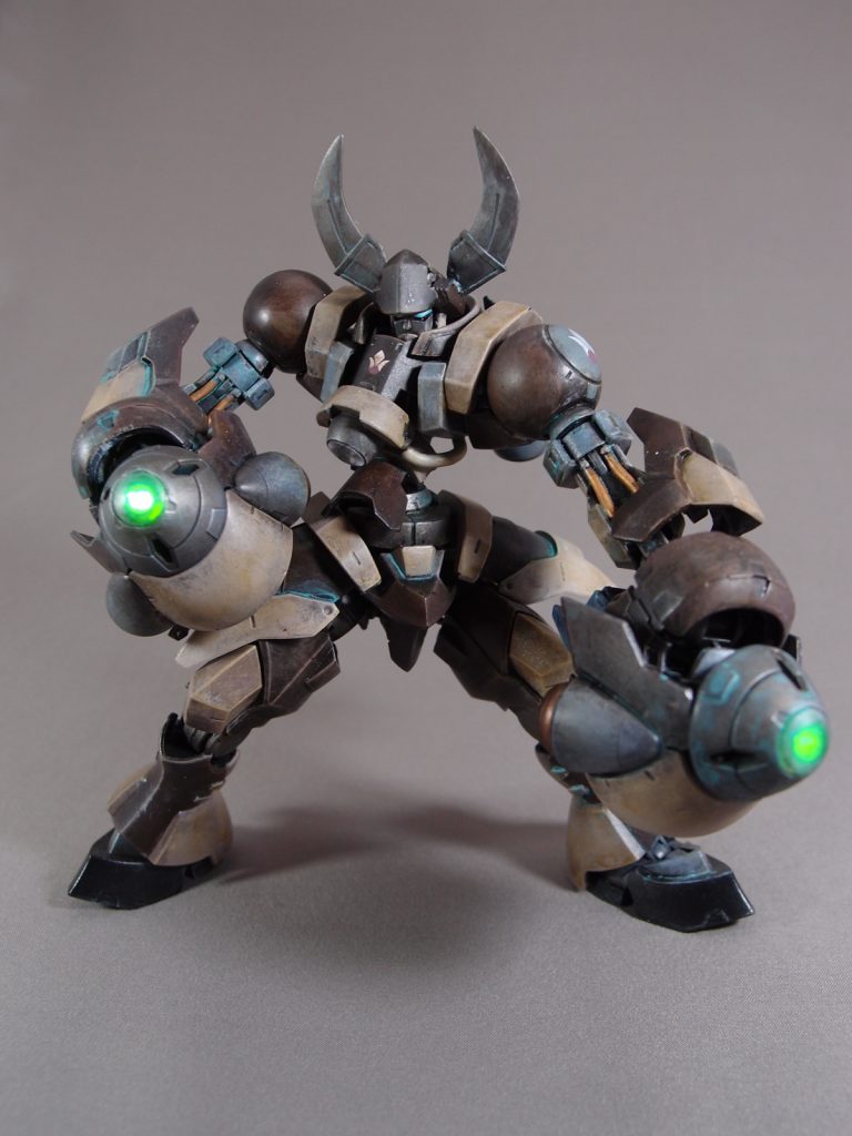 当機最大の特徴が巨大な両腕に搭載されたエイハブ粒子圧縮装置である。
エイハブ粒子の慣性制御効果を積極的に攻撃・防御に利用することを狙った新技術で、攻撃面では疑似重力によって打撃の威力を何倍にも高める。
圧縮粒子を一斉解放する「バリアストーム」は飛来する物体の運動エネルギーを減衰させ無力化する。例えダインスレイブ弾頭でさえも…