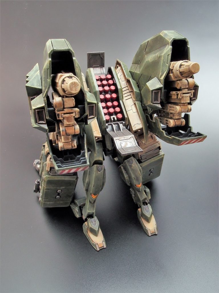 背部中央コンテナの分裂焼夷弾「アシッドミサイル」
垂直発射され目標の頭上で分裂、ナノラミネートアーマーの大敵である特殊ナパームをまき散らす。近距離戦に持ち込まれた際の撹乱用。