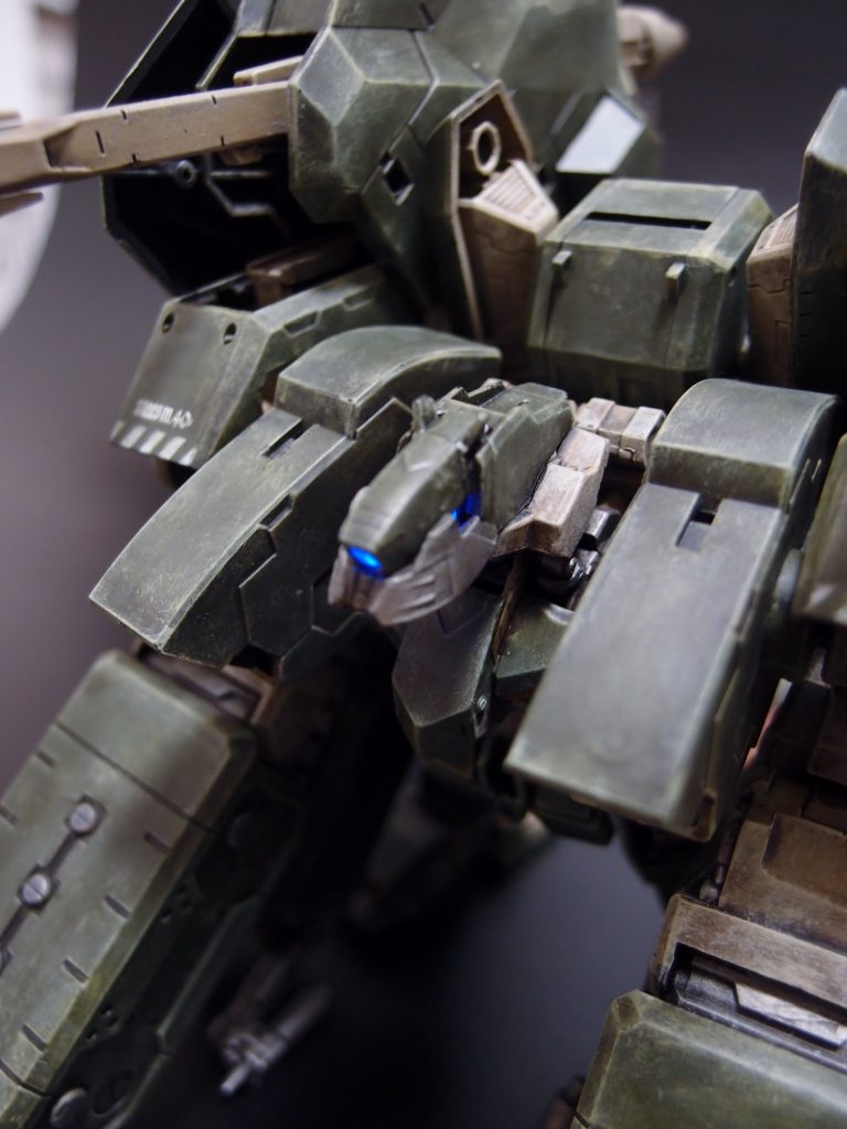 マクギリス事件にて討伐、回収されたバルバトスはルプスレクスの外装・独自改造された部位を破棄された後、「鉄華団の悪魔」を想起させない（かつ、有用性が再実証されたばかりのダインスレイブの配備試験も兼ね）本形態へ修復されることになった。
切断された頸椎部は損傷が激しかったため、新規のサポートパーツを介して接続された。