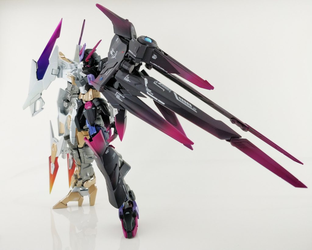 右前からのショット。
闇のイメージ側なので、ナイトメアのイメージ色にしています。基調色はブラックに赤よりの色を調合したものを使用しています。マゼンタに近い色を先端に塗装することでよりシルエットを強調する配色になったかなと思います。