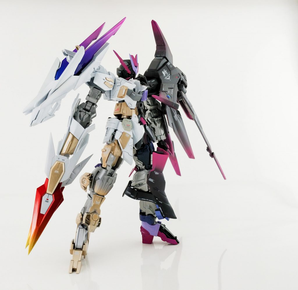 左前からのショット。
光のイメージ側なので、ゴールドとアイアンを活用してフレーム部分を仕上げています。