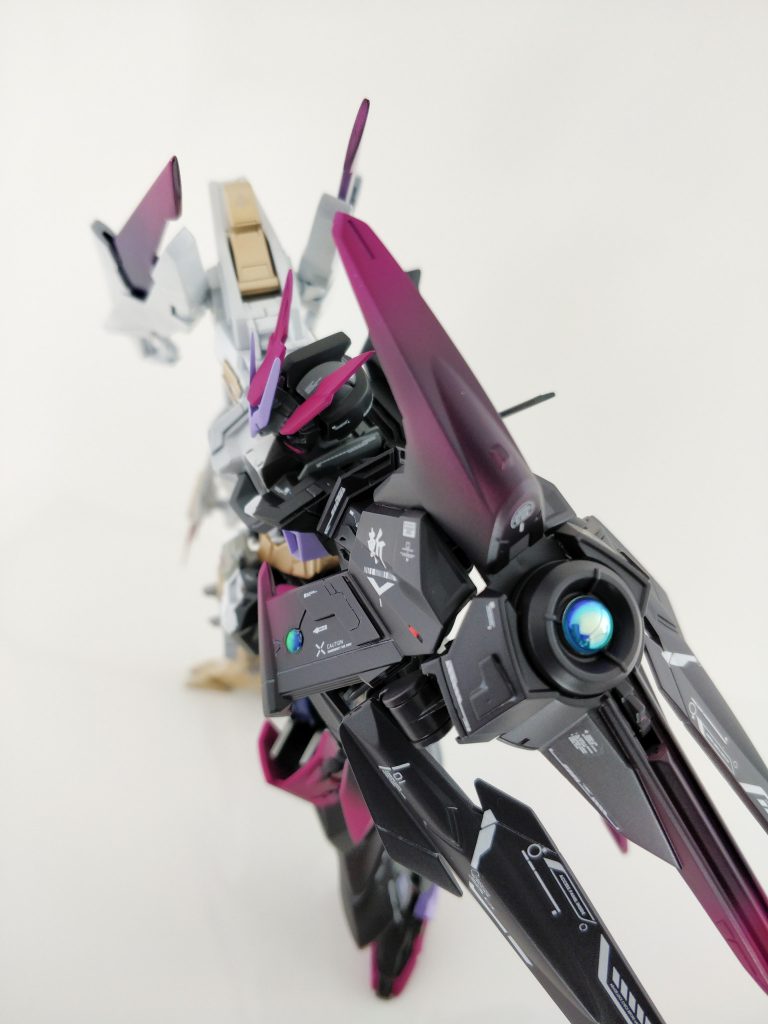 ハイキューパーツのドーム型のパーツをアクセントにしています。
デカールをEIGHTのものを使用し、メカ感を強調してみました。