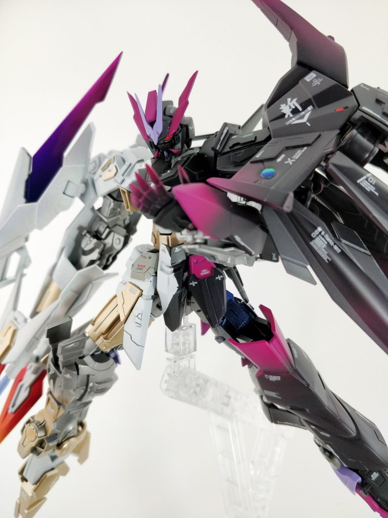 カメラアイにはハイキューパーツのメタリックセンサーの余白を貼り付け、UVレジンを重ねてます。ノーネームライフルの丸部分も同じ方法です。