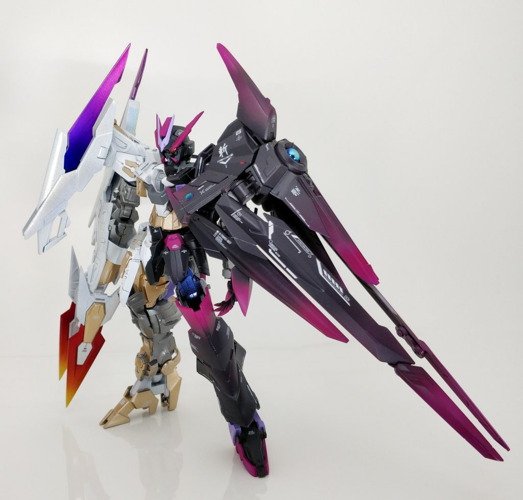 光と闇をテーマにしてるいるので、
光を明るめの白を基調とした綺麗め仕上げにし、
闇をマゼンダ純色に近い色からダークな黒と赤を混色した色に変化させるグラデにしています。