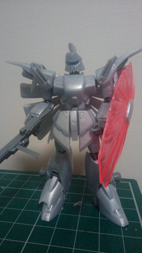 成型色でも劇中に近い色で旧キット特有のヒケ等はありません
ビームシールドが当時のクリアーパーツらしく