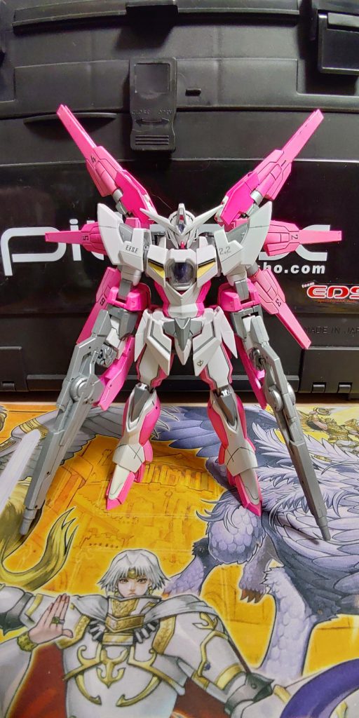 正面。左肩には機体名を表す2.2をデカールで再現し、背部に背負った大型GNファングには1~6の数字をそれぞれナンバリングしました。