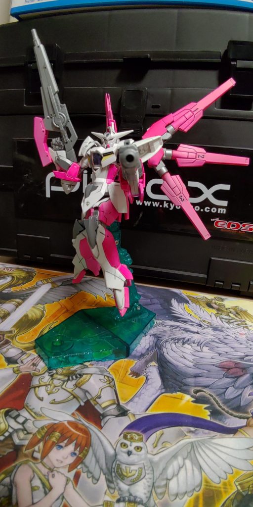 射撃ポーズ。両腕にはGNバスターライフルを装備させて2丁拳銃っぽくしてます。両手に武器装備してる機体ってカッコよくないですか？