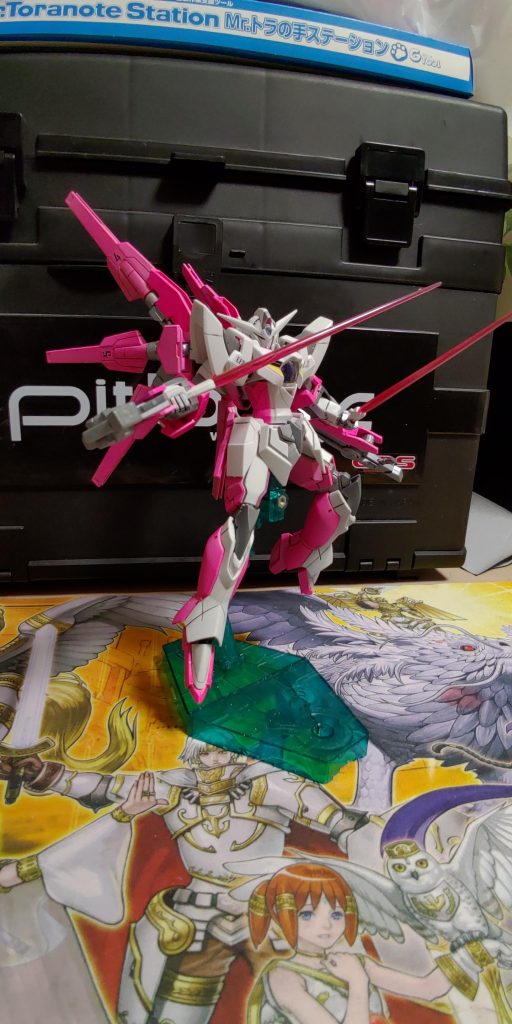 格闘ポーズ。もちろん近接格闘戦にも対応します。GNバスターライフルをマウントへ格納することによって背部のサーベルマウントからビームサーベルを取り出すことも可能。