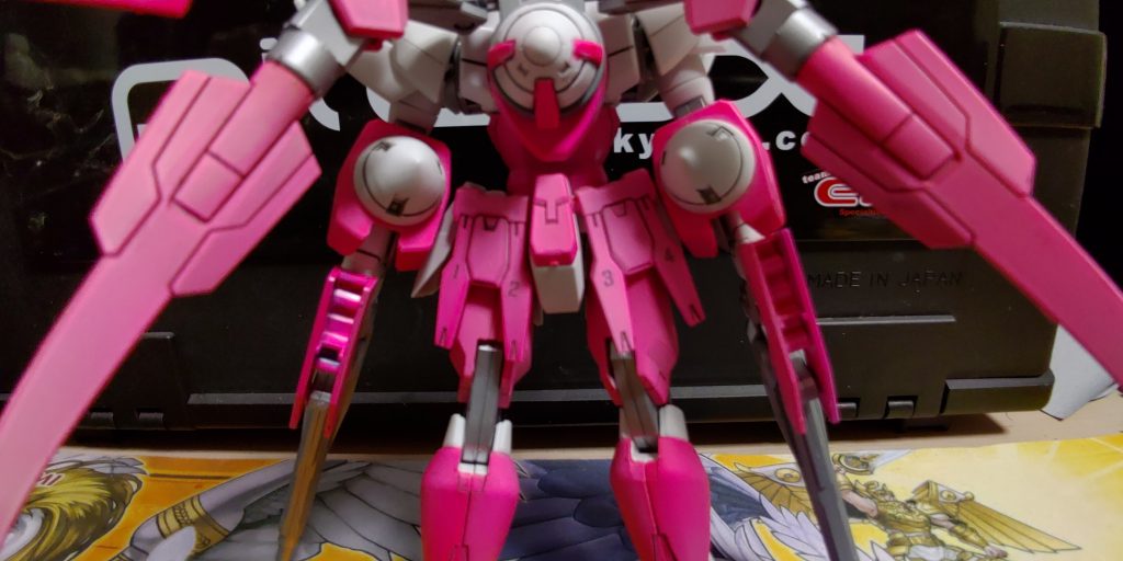 腰部分。ここにマウントした小型GNファング4機にも1~4をナンバリングしました。