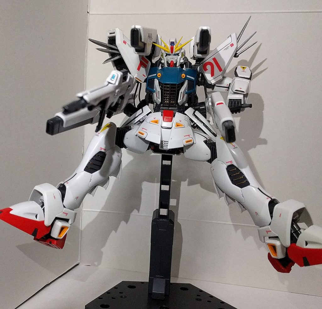 ツインヴェスバーはバックキャノンやヴェスバーと同様に差し替え無しで可動が可能、,特殊なグリップも差し替え無しで再現されており完成度が高いキットとなっています
そして、このキット、バックキャノンとツインヴェスバーの取り付け方が異なりバックキャノンはヴェスバーと同様の取り付け箇所、ツインヴェスバーはそれと異なりヴェスバーのジョイントパーツを使用せず、バックパックごと取り付ける形となっています、つまり…!