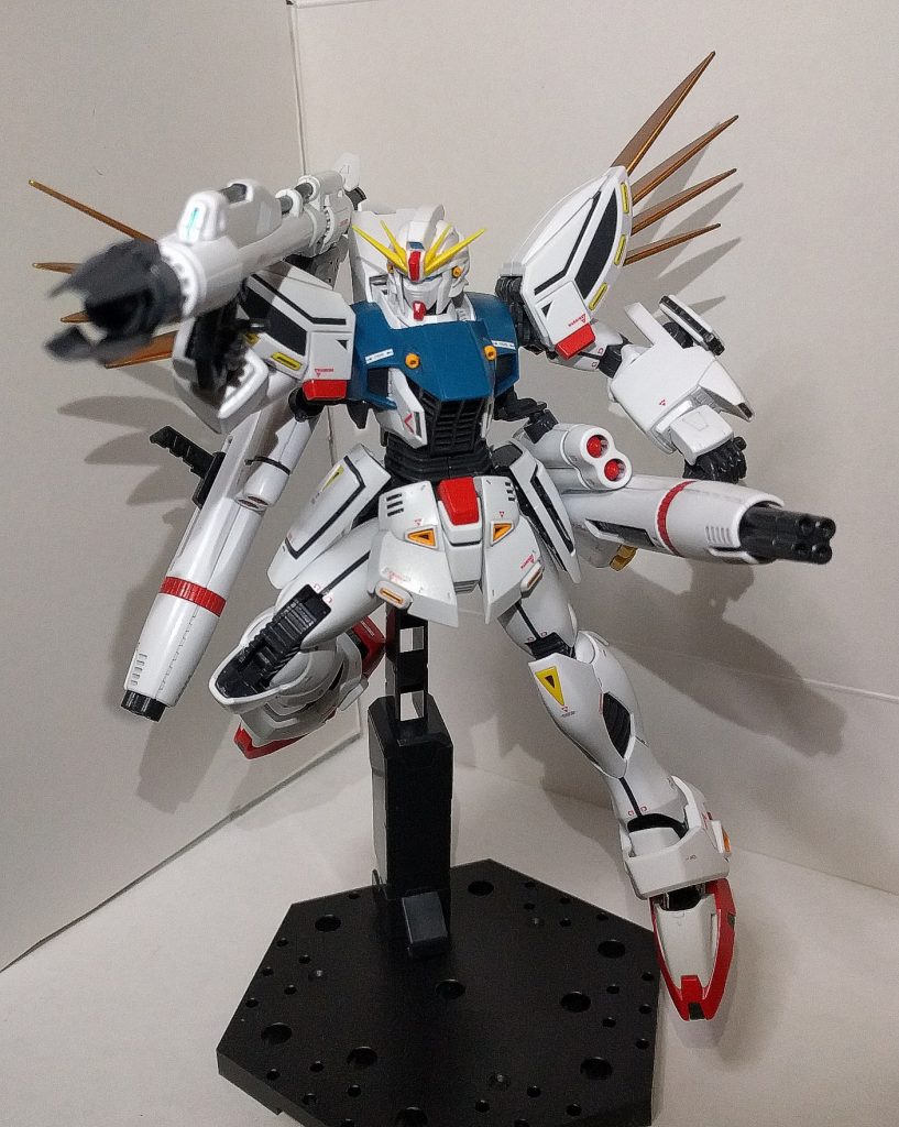 バックキャノンはヴェスバーと同じく差し替え無しで可動しガトリングガンも展開可能、可動範囲も通常のF91とほぼ違いは無く良好な可動域となっています