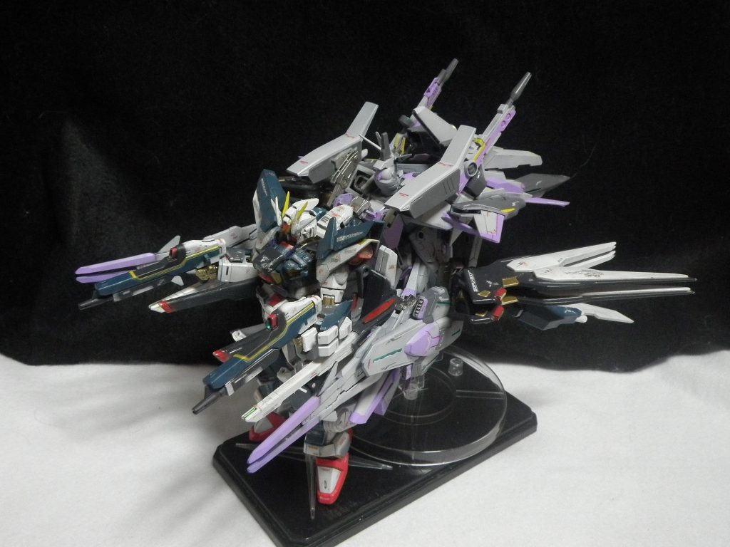 更に合体までしちゃいます
やり過ぎですね
カラーリングはこのミーティア的な形態を意識してミーティアカラーに収まりました
MS時にZ3号機カラーに見えていれば思惑通りです