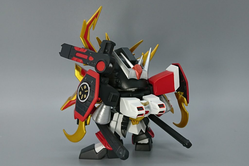 リアビュー
オリジナルギミックとして激闘の余剰パーツを背部にマウント可能