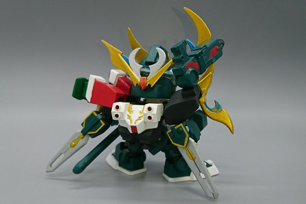 リアビュー
オリジナルギミックとして全武装時の余剰パーツを背部にマウント可能