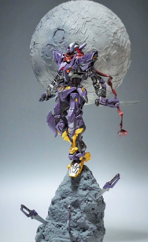 背後の月もプラ材で自作しています。