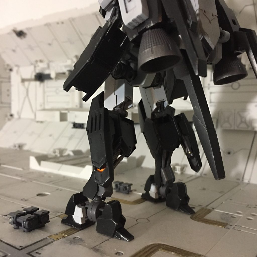 ■塗装・仕上げ
調色した色を、ガンキャノンⅡにあわせて塗り分けて仕上げています。色の力を借りないと元ネタがわからないですしね……。
ナノラミネートアーマーの質感に悩んだ結果、装甲部は半ツヤにしました。
鉄血世界のMS用塗料の中でも、白の塗料は安いと聞いたことがあったので、グラデのみであんまり汚さずに。
実戦向きの色は高いらしいので、黒は高くてなかなか塗り直せないだろう……と言い訳しつつ、のぺっとしがちな黒い装甲はエッジを中心に塗料剥げを。
メカ部分はシルバーやゴールドで塗り分けつつ、キツめのドライブラシをかけています。

センサー類はキットのシールの余白にクリアカラーを塗ったものを貼りこんで再現。
一部にはクリアパーツのレンズを使っています。

MSV感のあるデカール類を貼れればよかったのですが当時手に入らなくてですね……。
現在はとりあえず股間の４だけ、ぺとっと貼ってあります。かなり心残りなので、いずれ自作したいなあ。