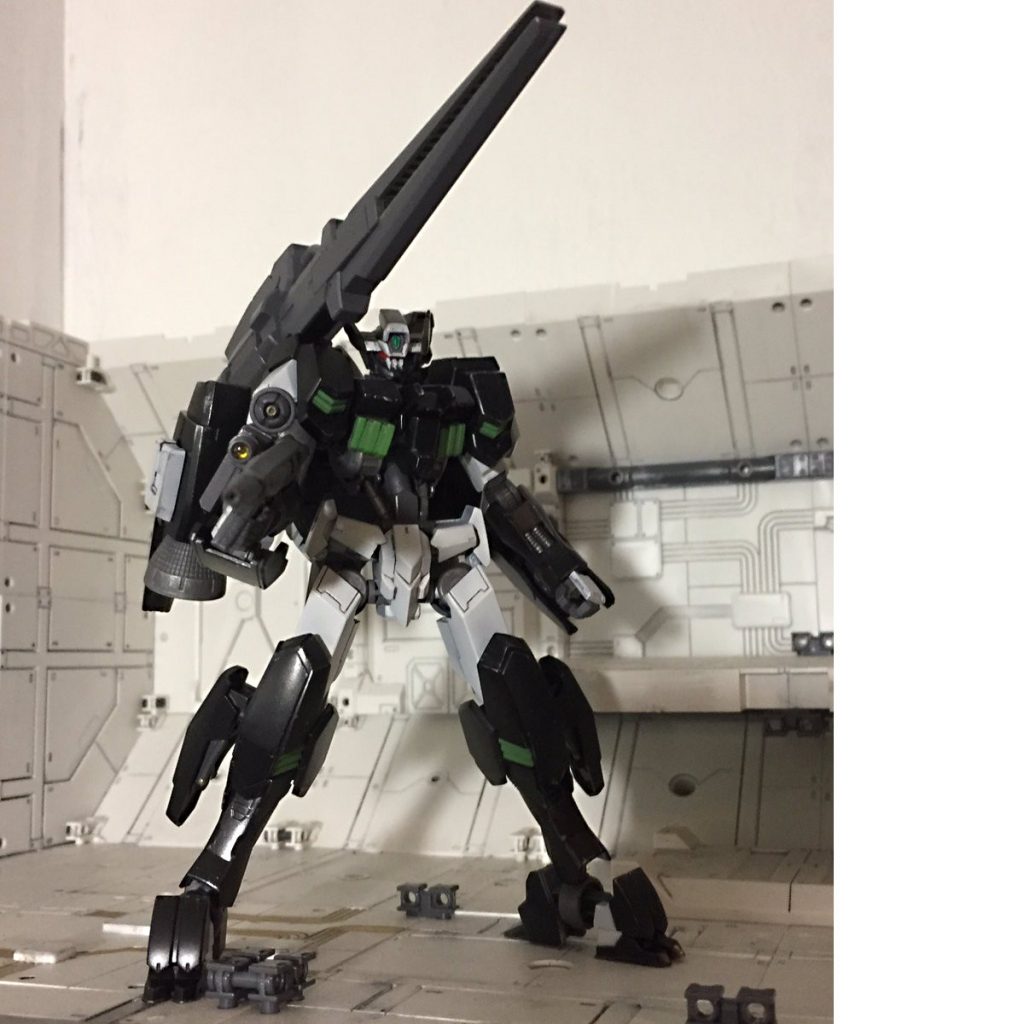 以下、製作記事でございます。
そもそも、フラウロスとガンキャノンは運用が似ているだけで形状はまったく似てない。最初に気づけよと。
なので、ガンキャノンに近づけるのではなく*「鉄血の世界感をキープしたままガンキャノンⅡ要素を加える」*方向で手をいれております。ガンキャノンぽくする工作はほとんどしておりません。
レールガンを一門に減らす理由付けとして、「リアクター二基の出力を集中させた高出力のレールガン」「精密な射撃・砲撃を行うための複合センサーユニット」
とかなんとか設定をこじつけてみました。