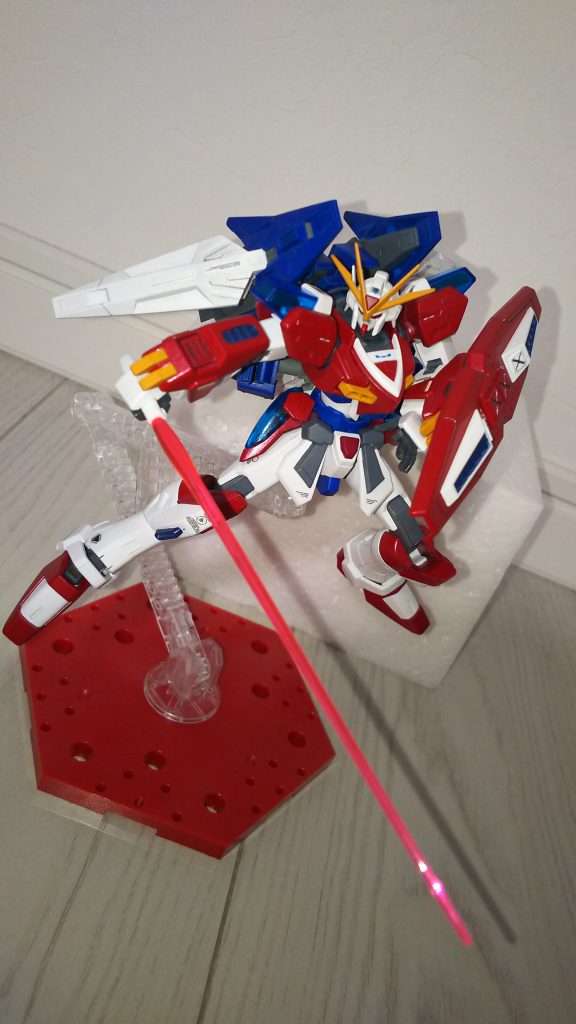 機体は白と赤、背面のバックパックと腰部ブースターは青を基本に塗装。元々の配色に近い感じで。