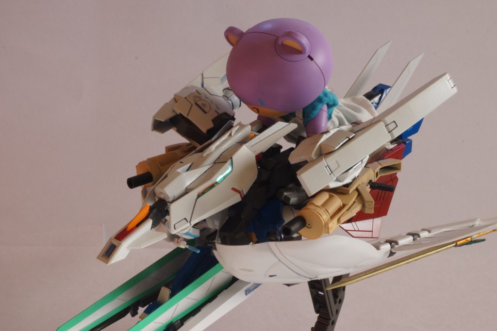 あーさんが乗ることもできます!バックパックのスラスターが、ちょうど手を置く場所に...。