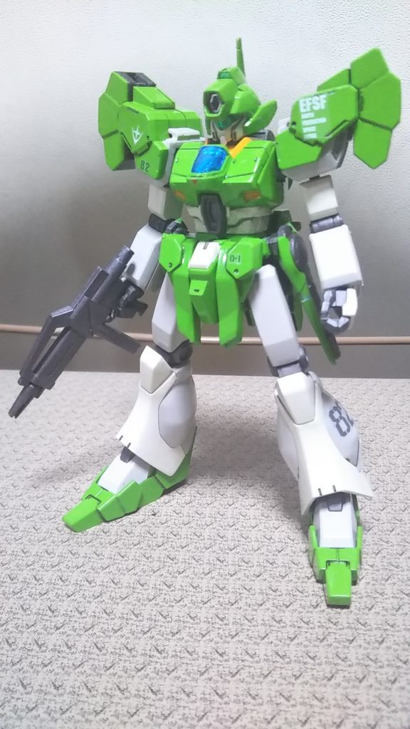 画像は塗装済みですが、継ぎ目等は追加パーツで隠れてしまうのでゲート跡や表面のヒケをペーパー処理。800~1000番を使用。最初に貼ったデカールは完成版では存在していません。