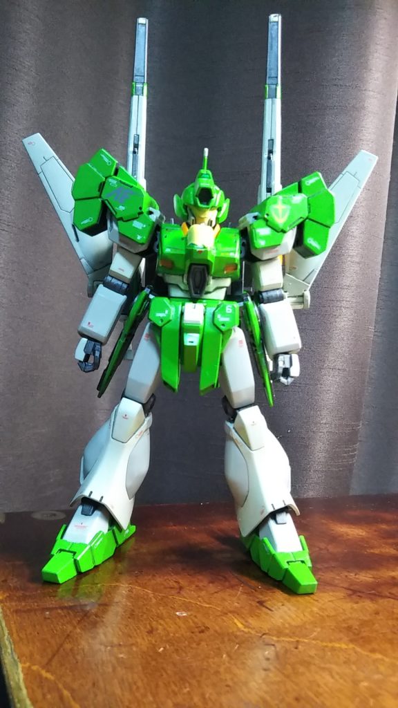 クリアーパーツはマスキングテープで保護。トップコート吹き前の画像。半光沢コートを最初に吹き、1日天日干ししてつや消しコートを吹きました。クレオスの水性スプレーです。