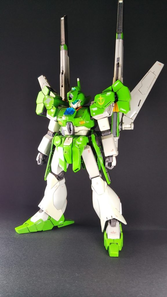 設定は製作時に大雑把に構想していたりします。長文失礼します。
UC計画の一端でMSサイズの大艦巨砲主義・一撃必殺兵器構想を詰め過ぎたが、ユニコーンガンダム本来のフルアーマー構想の試作機としてアナハイム・エレクトロニクス社と連邦宇宙軍でテストが繰り返されている。サテライトキャノンはUC0096時点で画期的な数世紀未来の技術。各部のビーム砲は機体核融合炉の余剰エネルギーで砲撃はカバーできるが(フルバーストはエンジン暴走・爆発の危険性が高い)、サテライトキャノンは西暦時代に外宇宙から飛来した異星人恒星間天体船・オウムアムアを解析したソーラーセイル(太陽光送電推進帆)技術を応用し、兵器化した。のちの第7次宇宙戦争でUC後期にロストテクノロジーと化したマイクロウェーブ送電技術が復活した上、MSでも運用可能に技術革新するまで兵器としては陽の目を見なかった。マイクロウェーブ対応サテライトキャノンを実装したMS・GX-9900・ガンダムX及びFX-9900GB・Gビットが戦中・戦後に実働している。