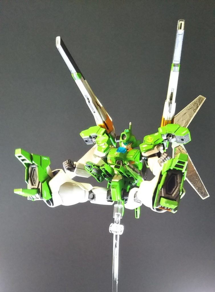 フリーダムのフルブラスト的なアングルで。ここまでアクション出来ればサテライトキャノンのグリップは不要なのではないかと思う。リアアーマーの裏側は網目構造だったので凹凸を利用して塗り分け。パテで埋める作業の手間を回避できました。