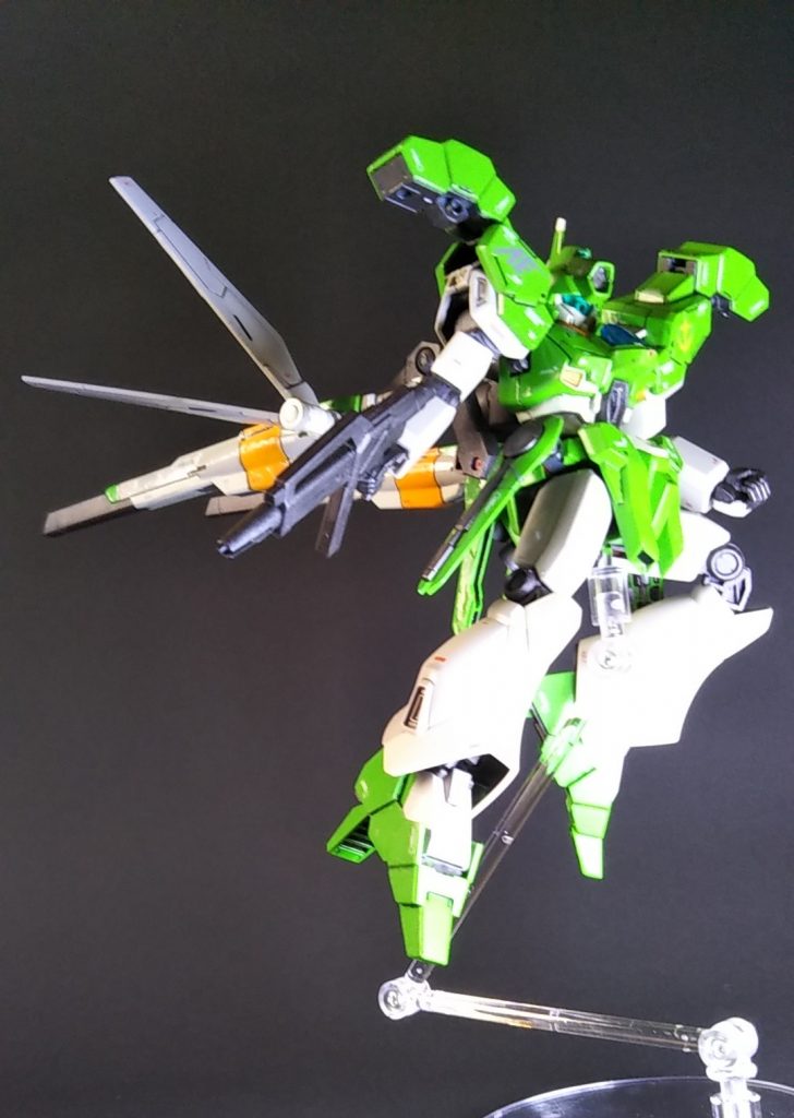 股関節は新パーツで、他のジェガン系に移植される方が多いと聞いています。ガンダムX的なアクションが出来るのが面白いです。