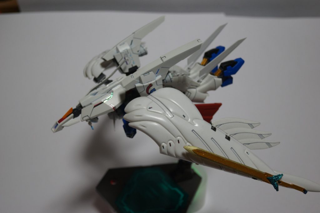 　フリューゲルファイター(FF形態)です。MS形態がぱっと見青だったのに対し、FF形態ではぱっと見白です。AGE-2SPが大好きなので、嬉しい誤算です。