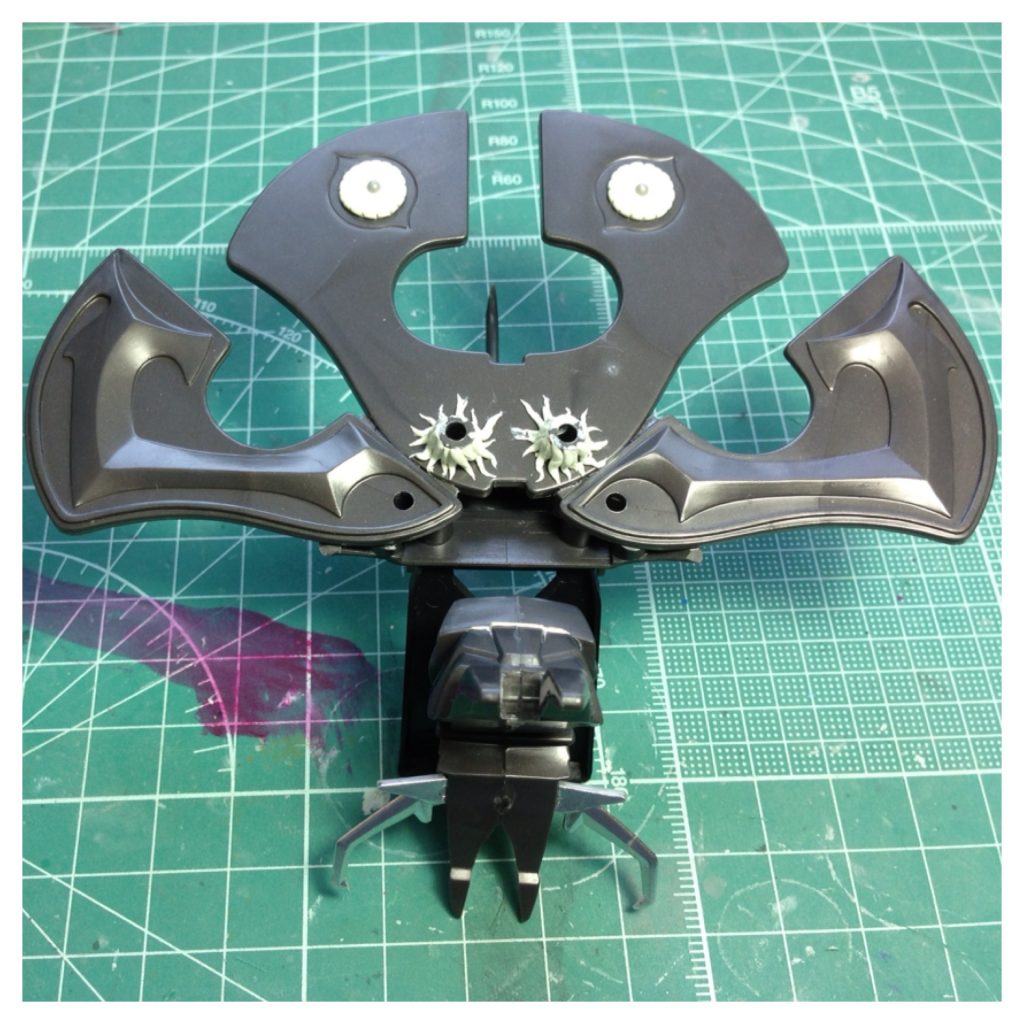 背中のパーツ。金型から削り取られた(埋め立てられた?)らしき目玉モールドをエポパテで再生。