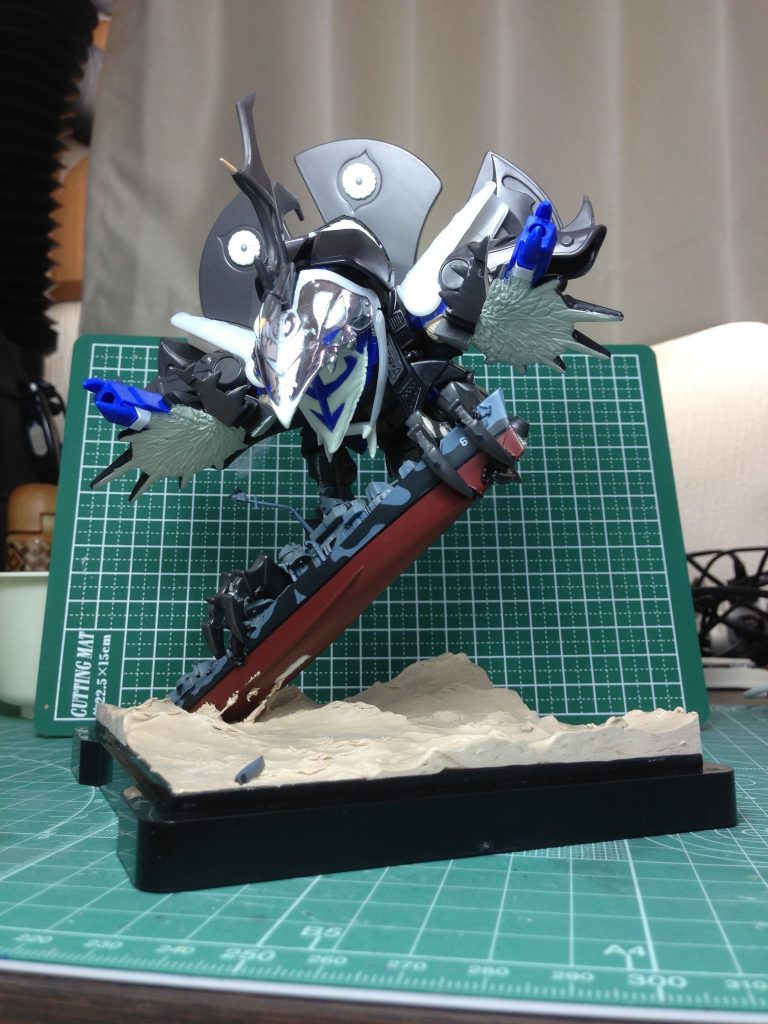 ベースの海は木部用パテを盛り、指を押し付けて荒波を表現。