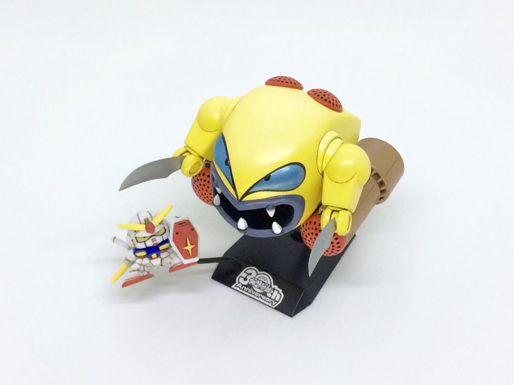 ガンダムはガチャガチャのフィギュアを墨入れして針金を刺して台座に固定。