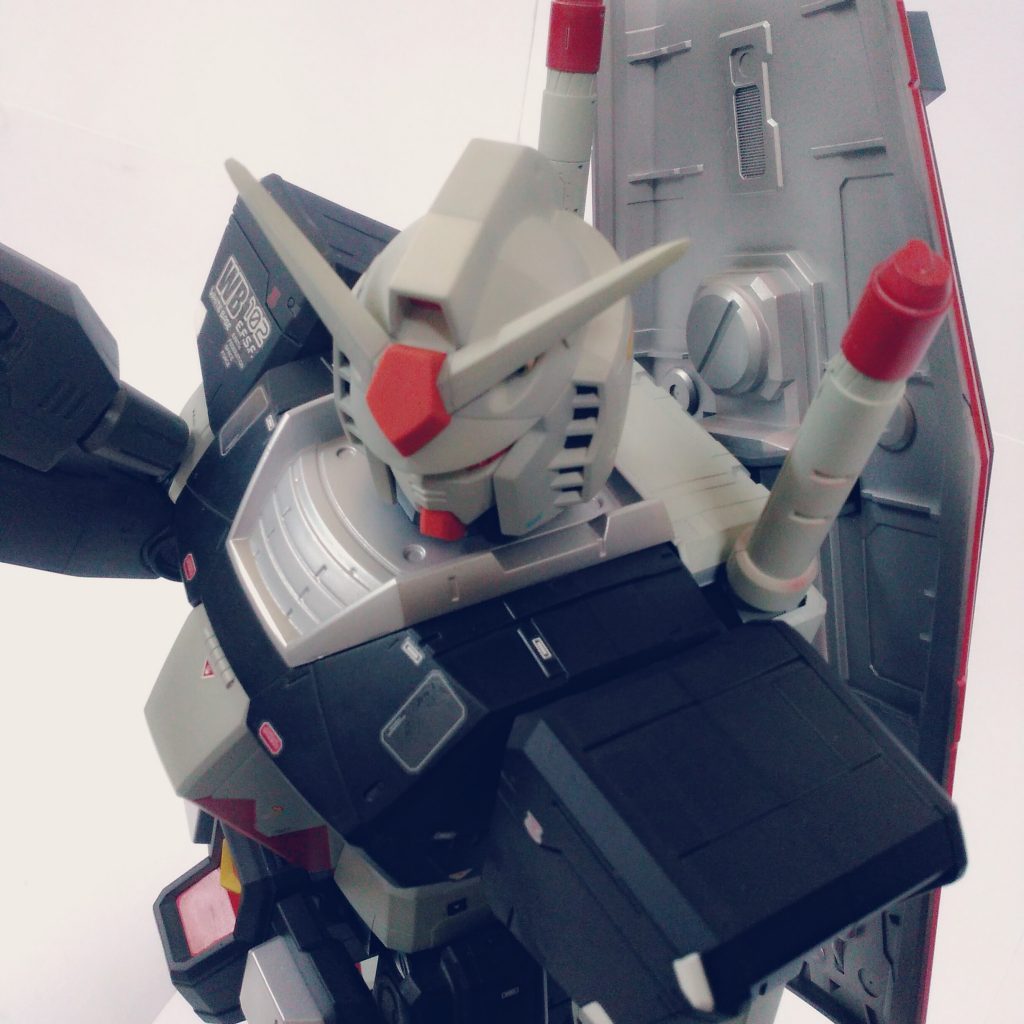 斜め上からの撮影。
この写真、個人的に大好きな1枚でLINEのアイコンにしています(笑)
一応、2種類のデカールを使っているんですが…急いで貼って撮影した為、少し手抜きです。もうちょっとデカール貼っておけばよかったですね。
バックパックのサーベル2本のグリップ上部はアクセントとして赤で塗装しました。