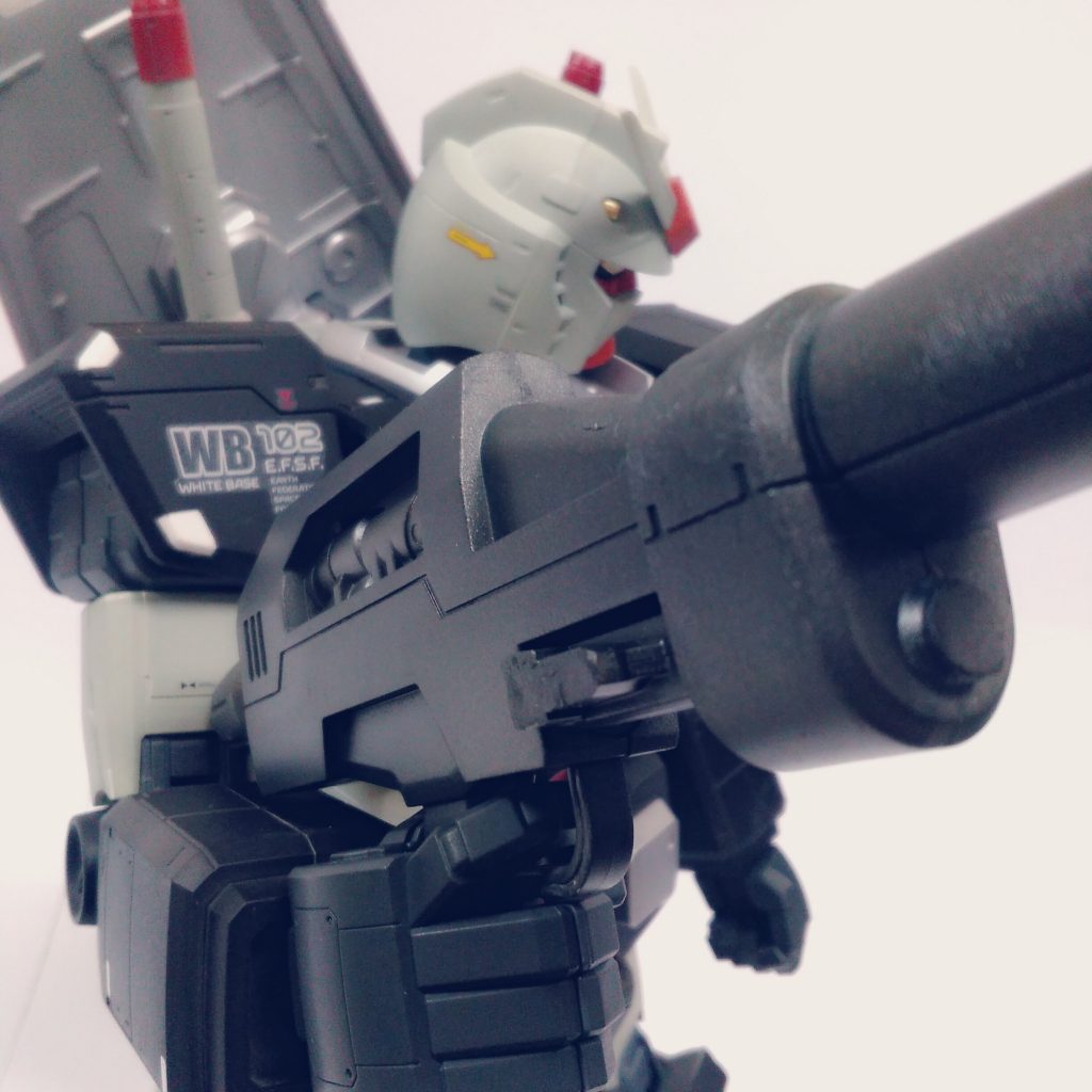 ビームライフルに近づけて撮影。
メガサイズガンダムに付属するビームライフルは勿論RX-78-2専用のビームライフルなので、スコープ、フォアグリップ、下部の突起物を取り除けてパテで埋める改造を施しました。
このパテで埋める作業はかなり苦戦しました。乾燥時間を急かしたせいでやり直しをくらったり…勉強になりましたよ。