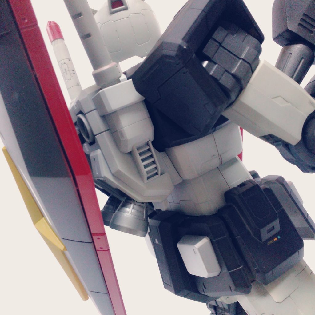 斜め後ろからの撮影です。
バックパックは白、シールドは赤、黒、黄の3色です。
このシールドのカラーリング、大好きです…!トリコロールカラーもいいんですがね。