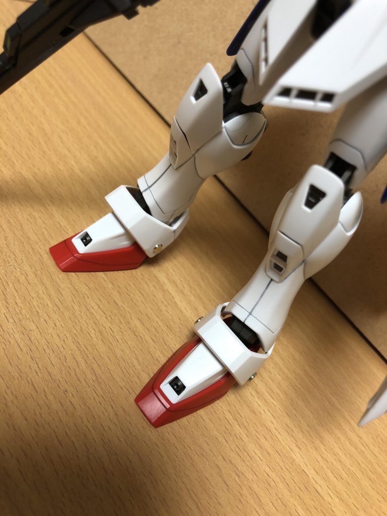 アンクルアーマーの丸モールドもメタルパーツにしています。