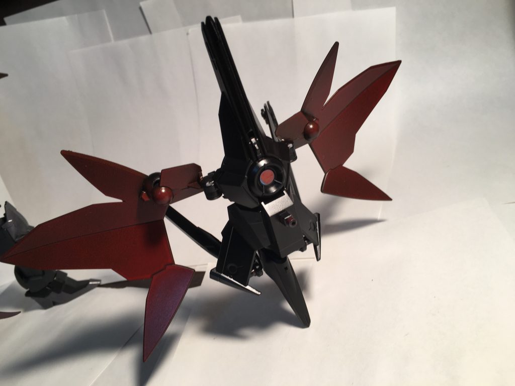 バックパックは分離して支援機の
「イビルアイ」としても使えます。
主に敵機の分析やジャミングなどを行います。