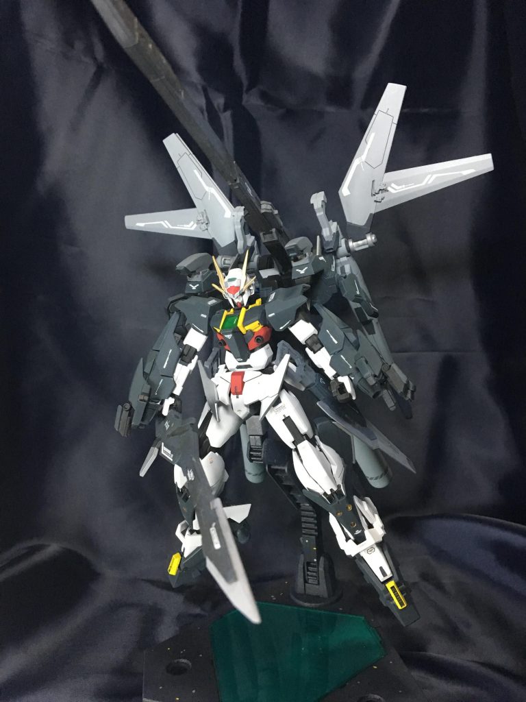 背中に取り付けていた大型武器も取り外して装備、取り付けたまま展開して肩キャノンのようにも出来ます。