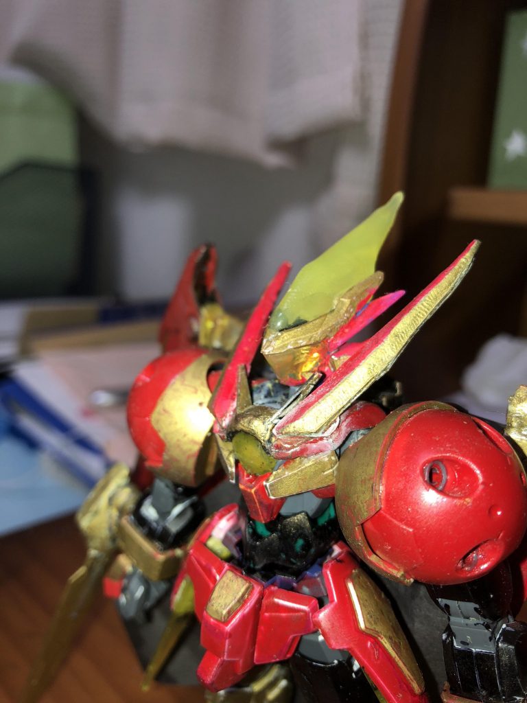 まず顔は以前はアストレイレッドフレームだったのを、今回はフラッグとノーネイムアストレイ、その他余剰パーツを組み替えてみました。ちなみに頭のクリアパーツ部分は溢れ出る炎を表現しました。