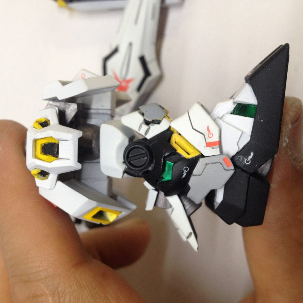 足のサイコフレームはアクリルにて、スラスターバーニアも２つ装備。