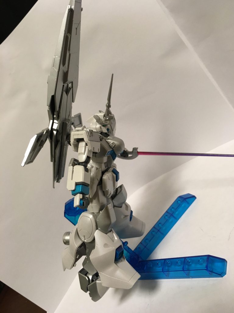 飛行及び高速移動の際には,脚部装甲が開きスラスターが露出する。また,ウェイヴ・スウィーパも展開し,砲身の向きが180°回転する。