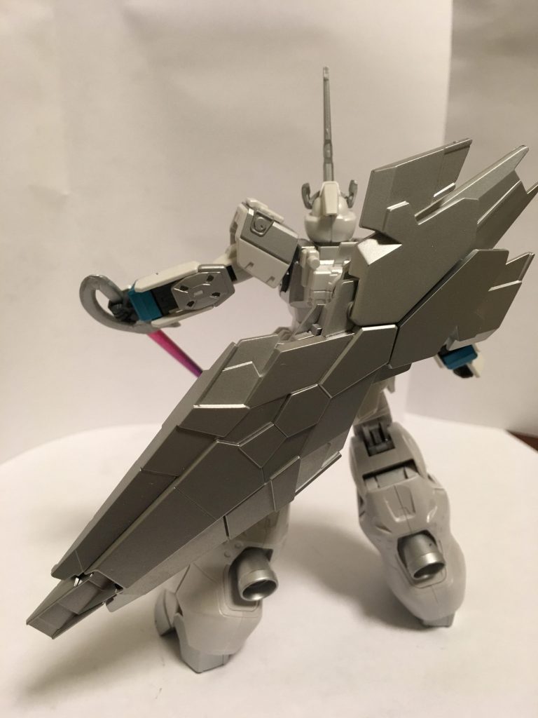 刺突剣:アンサラー
刀身が熱変換結晶素材になっており,刃で切らなくとも対象を溶かすことのできる魔剣。
多機能攻盾:ウェイヴ・スウィーパ
スラスターや粒子砲などが設置されている大盾。