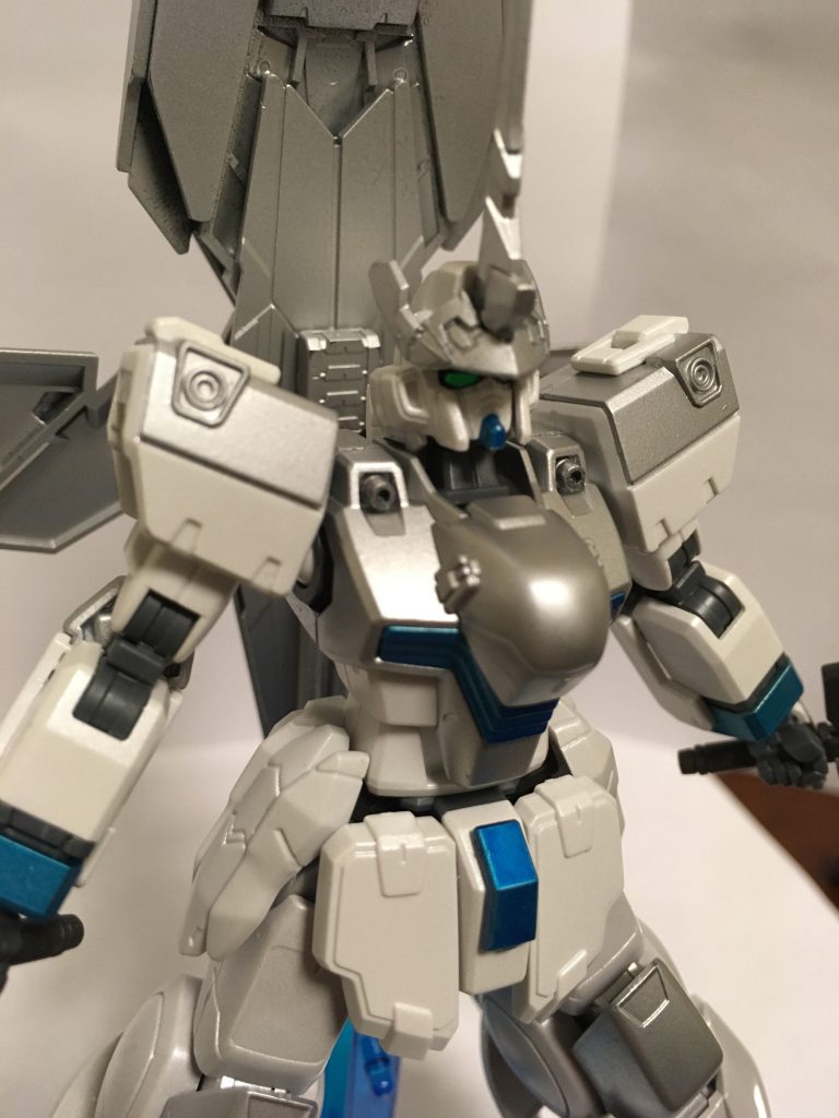 頭部の装甲は,ガンダムAEG2のものを使っています。頬当てを切断して向きを変えて接着しています。
アンサラーは,サーベルにパテで作った柄と護拳を合わせています。