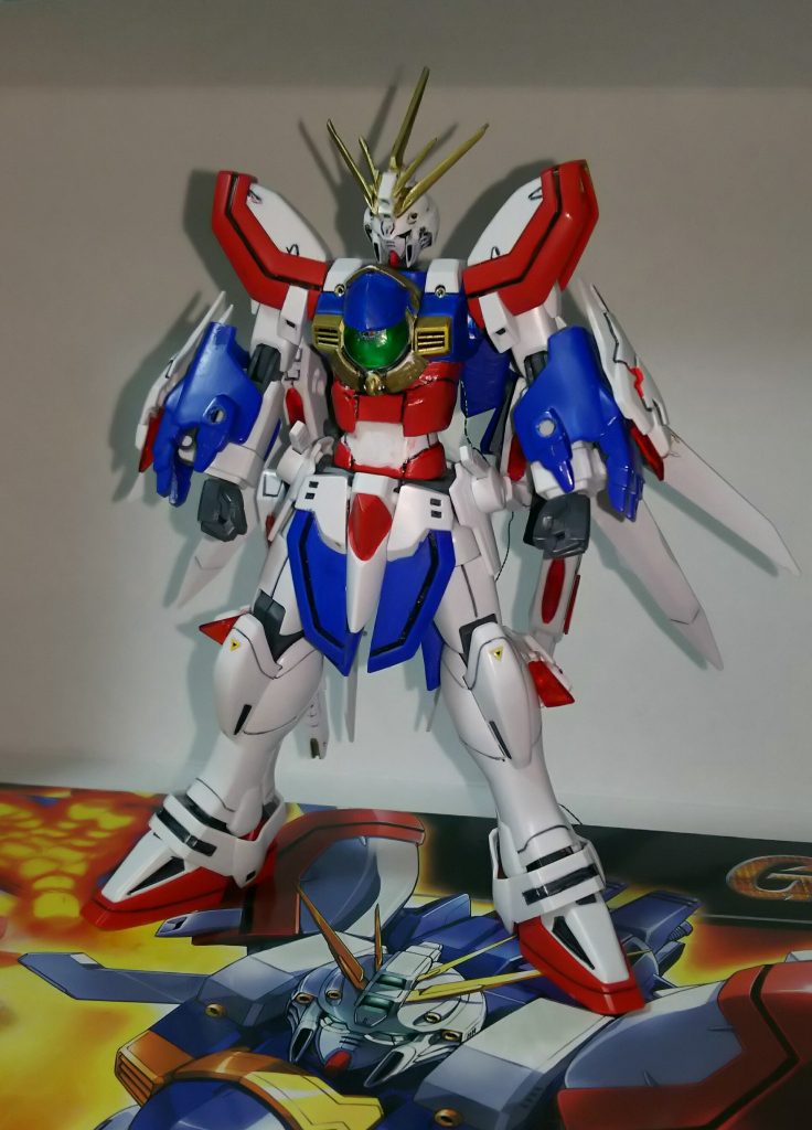 通常時。あくまでゴッドガンダムの改修機という感じで仕上げたかったので、外見はなるべく崩さないように気を遣いました。
もともと「自分がビルドシリーズで使う機体」をコンセプトにしていたので、格闘オンリーではなく、バックパックに砲身付けたり、ビギニング30のビットをくっつけたりして、能力のマルチ化を図りました。