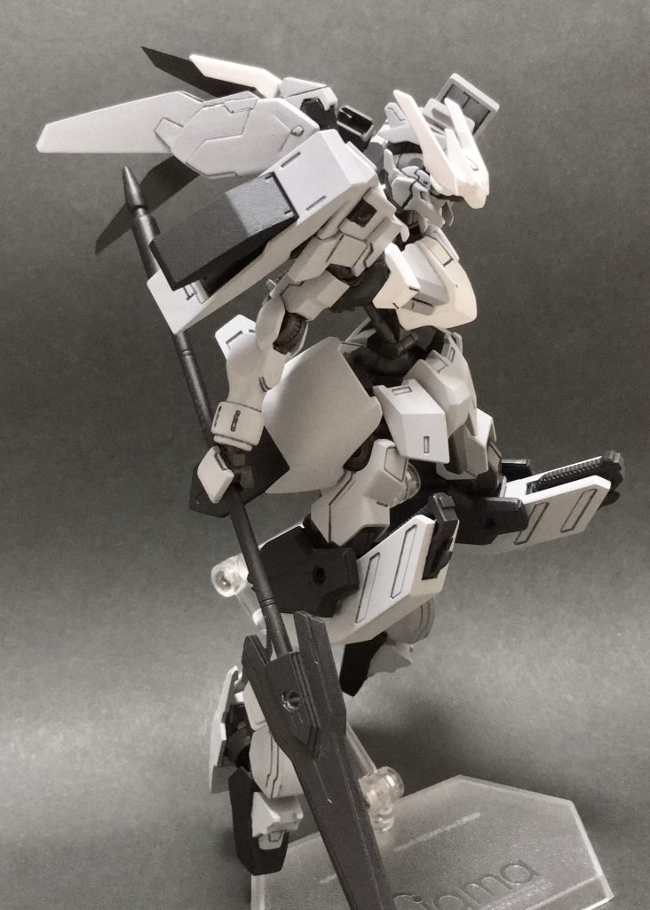 *エイハブシェード*
特殊なフィールドを発生させることで自機から放出されるエイハブウェーブを抑え、敵への探知を避ける機能。
元機体では各部に分散・内蔵されていた発生機を、肩・背中への集中・展開式に変更している。
機能も大幅に強化され、接近戦の間合い以外において本機の捕捉は困難であったとされる。