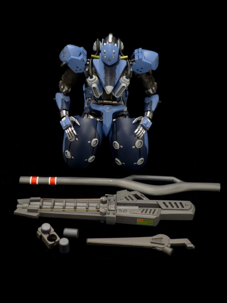 武装一覧
上から
対艦棍「モーレイ」(実は先端を上に持ってきても保持できます)
トーピードリニアランチャー「リコリス」(鹵獲品のためデザインラインが違います。使い勝手が良いらしい)
ウォーターカッター「サンドボーラー」とその弾倉(特殊金属粒子を超高圧の水と一緒に噴射させることにより対象を切断する)