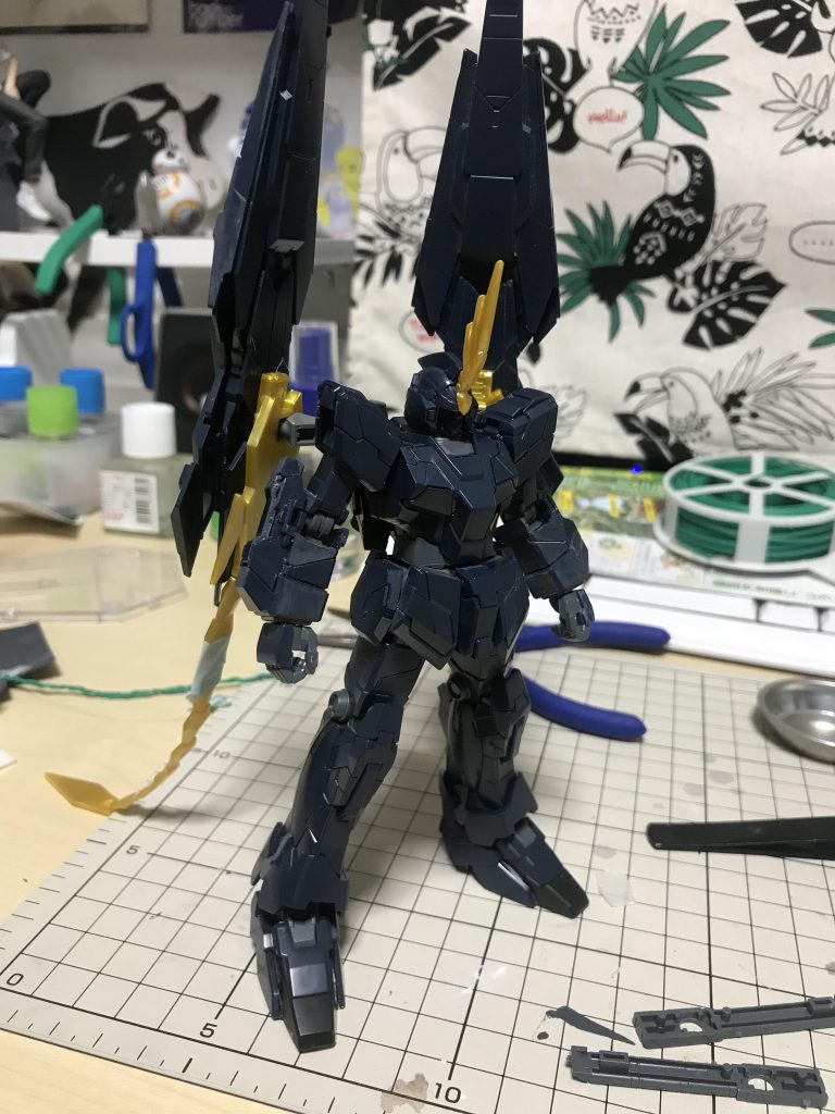 塗装前です。黒い……
そのままバンシィと同じような色なのでこれはこれでありです
アンテナはデストロイモードのアンテナを切って貼り付けることで無理やりユニコーンモードにしました。