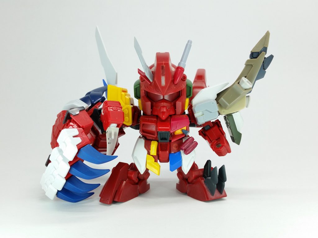 本体のベースは紅武者です。
同じく紅武者の胴体をベースに戦国アストレイの腕などで大きな拳を製作しました。