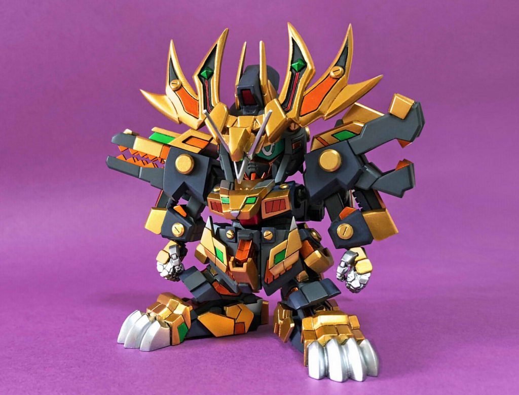 鳥の頭である「獣視」を頭部アンテナに追加することによって翼に見立て、大将軍の象徴であるクリスタルフェニックスを表現しています。一応モノアイです。